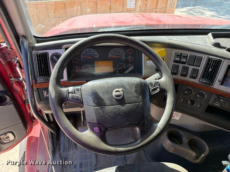 image for item FC3403 2007 Volvo Truck VHD roll-off container truck