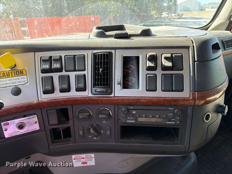 image for item FC3403 2007 Volvo Truck VHD roll-off container truck