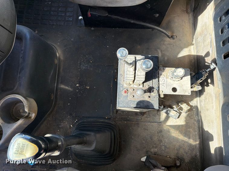 image for item FC3403 2007 Volvo Truck VHD roll-off container truck