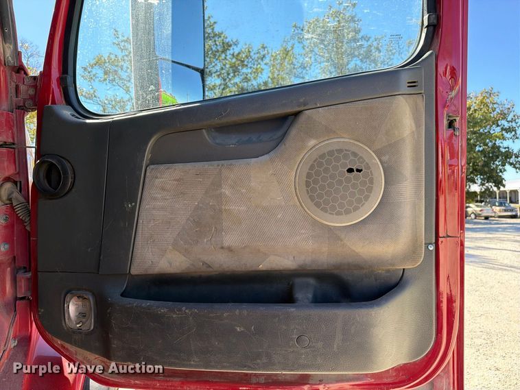 image for item FC3403 2007 Volvo Truck VHD roll-off container truck
