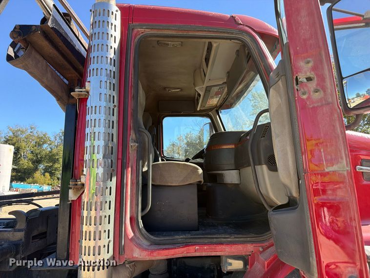 image for item FC3403 2007 Volvo Truck VHD roll-off container truck