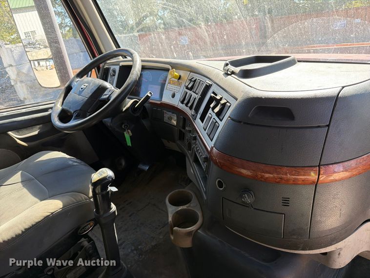 image for item FC3403 2007 Volvo Truck VHD roll-off container truck