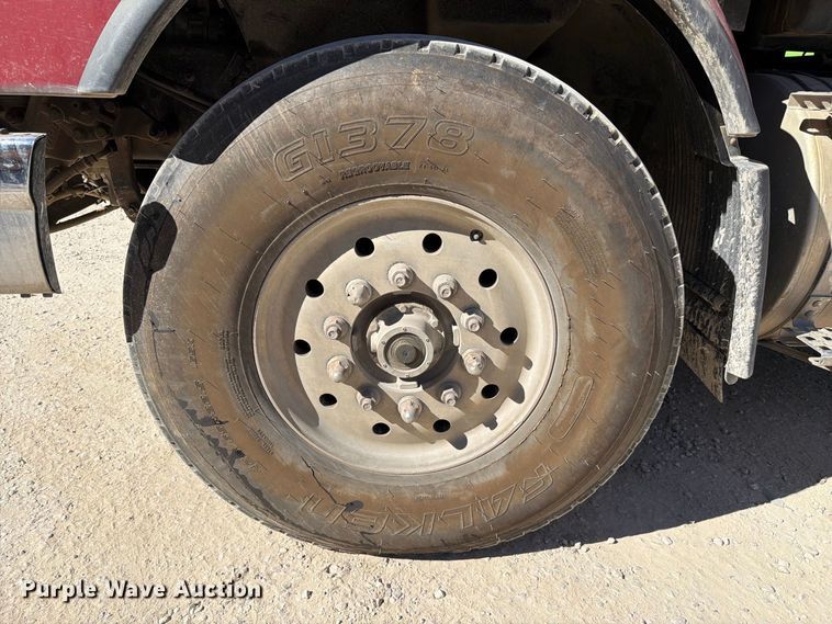 image for item FC3403 2007 Volvo Truck VHD roll-off container truck