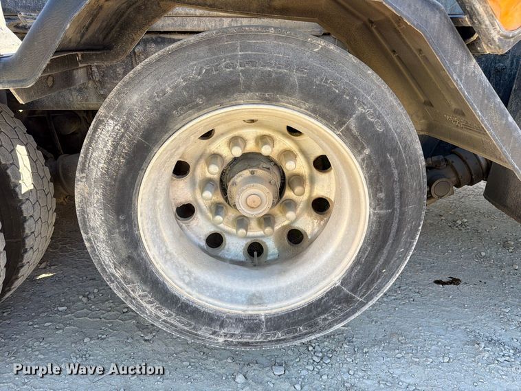 image for item FC3403 2007 Volvo Truck VHD roll-off container truck