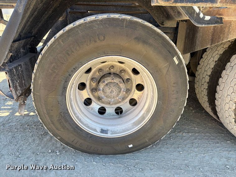 image for item FC3403 2007 Volvo Truck VHD roll-off container truck