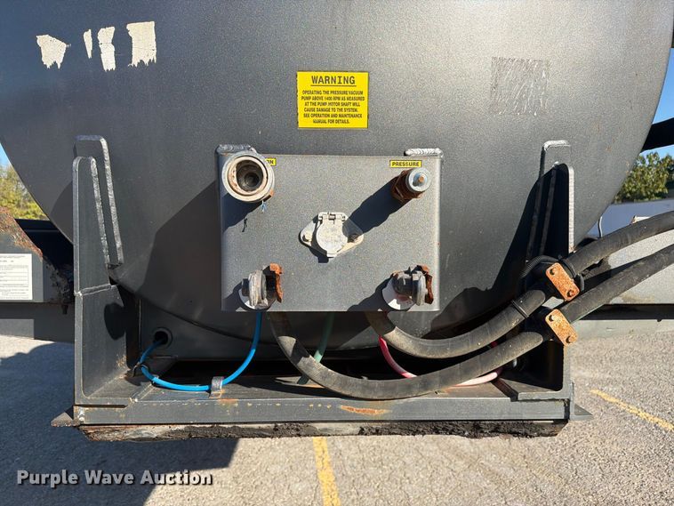 image for item FC3409 2012 J&J IS9 tank trailer