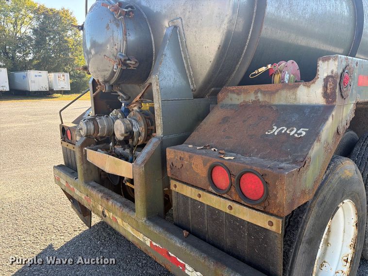 image for item FC3409 2012 J&J IS9 tank trailer