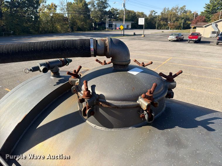 image for item FC3409 2012 J&J IS9 tank trailer