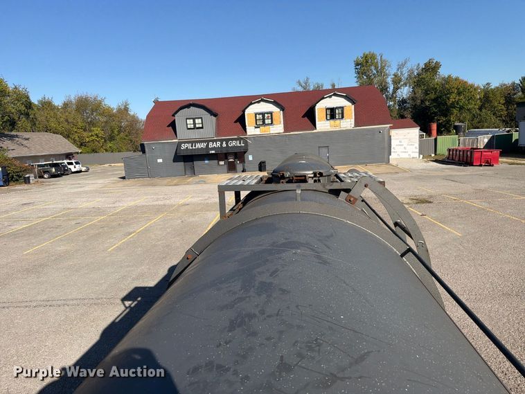 image for item FC3409 2012 J&J IS9 tank trailer
