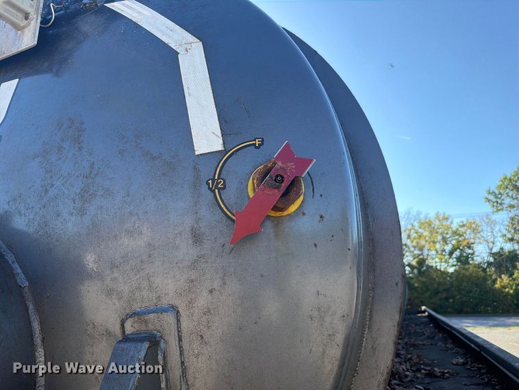 image for item FC3409 2012 J&J IS9 tank trailer