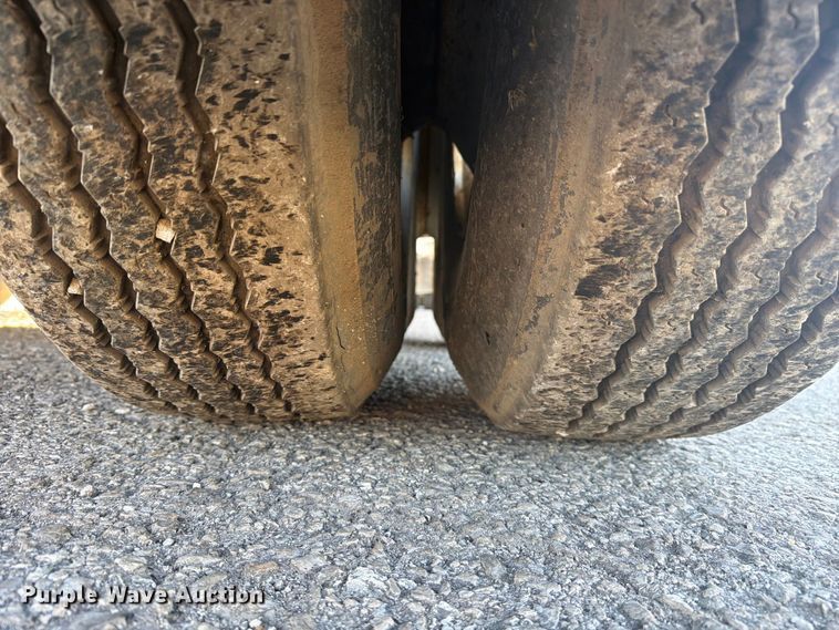 image for item FC3409 2012 J&J IS9 tank trailer