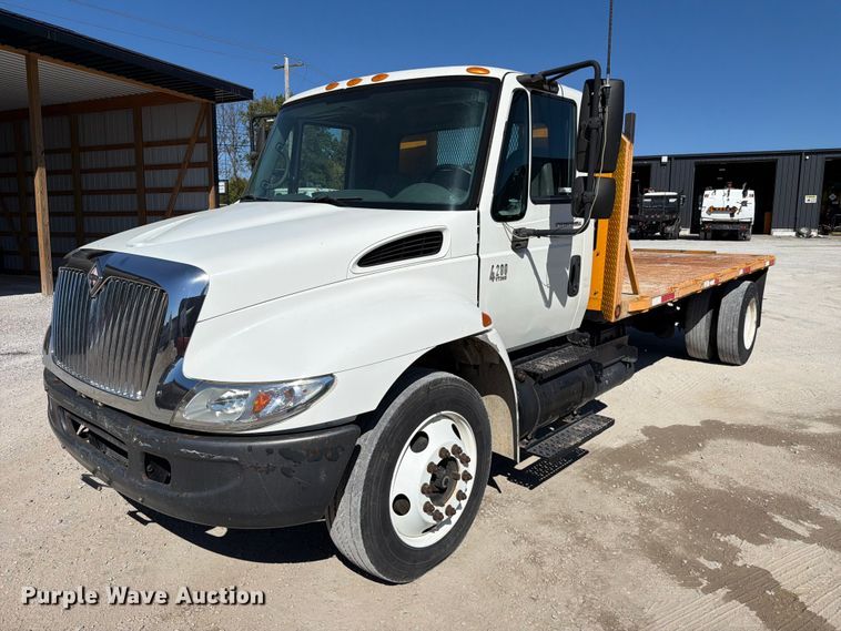 image for item FC3413 2005 International 4200 flatbed truck