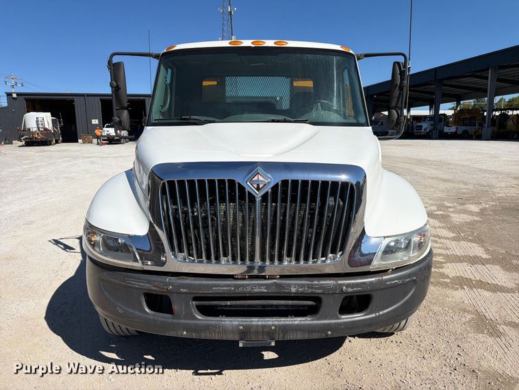 image for item FC3413 2005 International 4200 flatbed truck