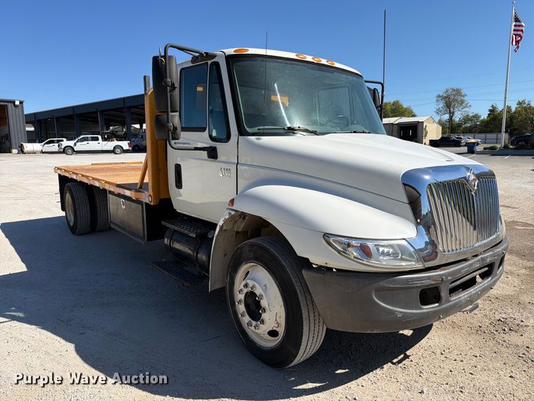 image for item FC3413 2005 International 4200 flatbed truck