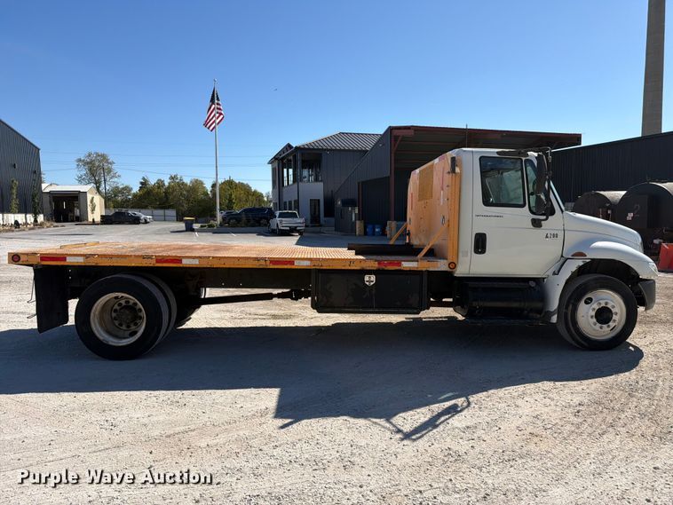 image for item FC3413 2005 International 4200 flatbed truck