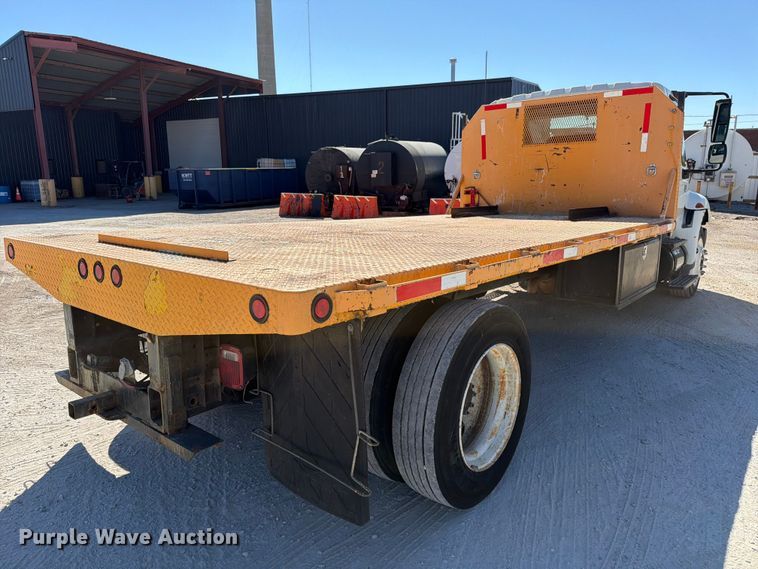 image for item FC3413 2005 International 4200 flatbed truck