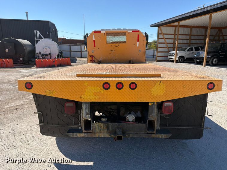 image for item FC3413 2005 International 4200 flatbed truck