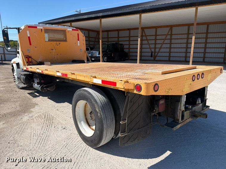 image for item FC3413 2005 International 4200 flatbed truck