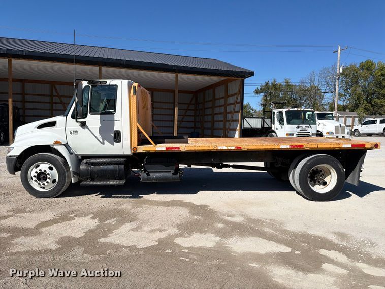 image for item FC3413 2005 International 4200 flatbed truck