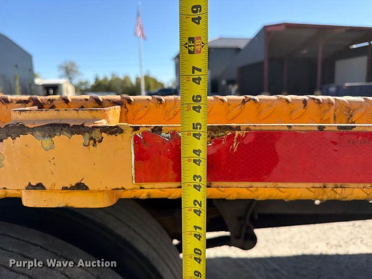 image for item FC3413 2005 International 4200 flatbed truck