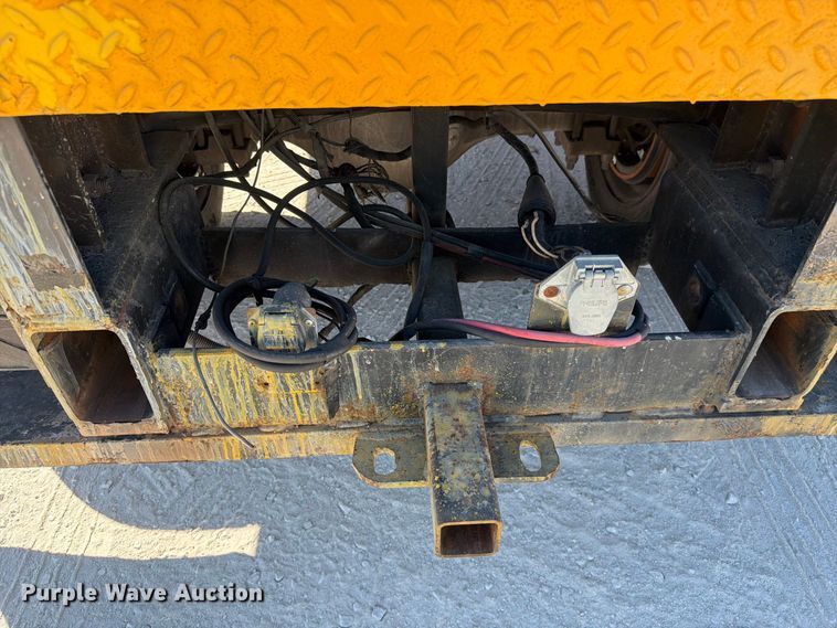 image for item FC3413 2005 International 4200 flatbed truck