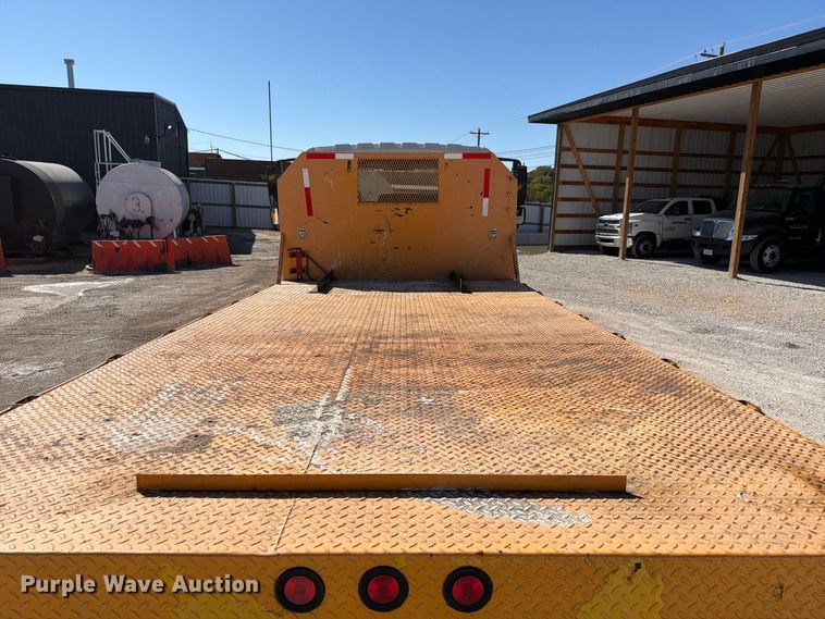 image for item FC3413 2005 International 4200 flatbed truck