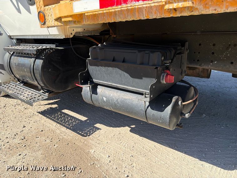 image for item FC3413 2005 International 4200 flatbed truck