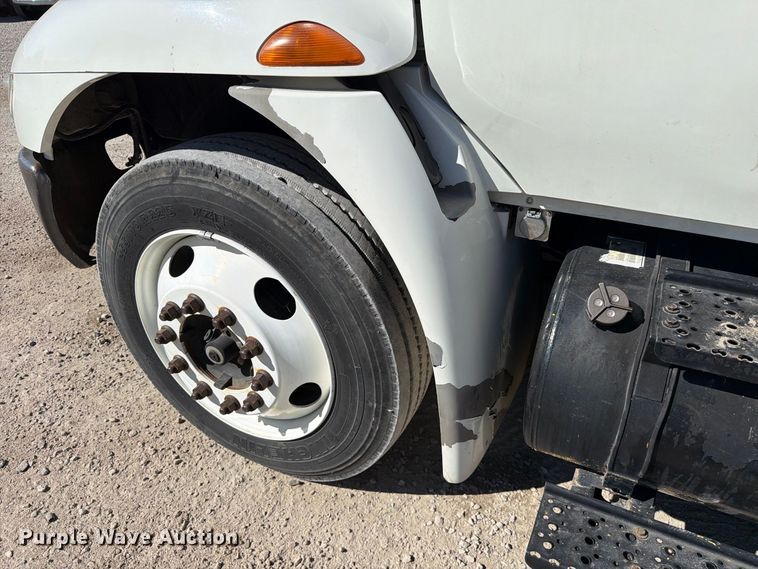 image for item FC3413 2005 International 4200 flatbed truck