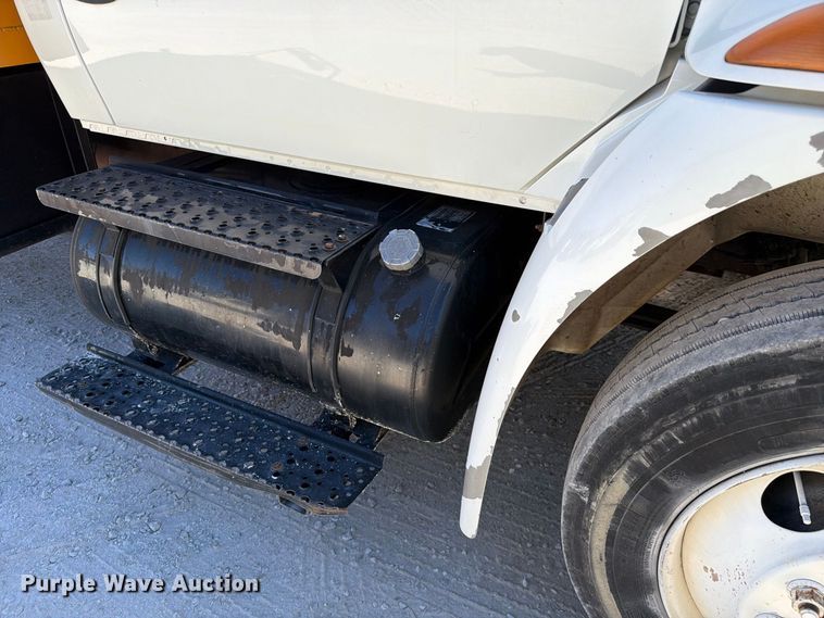 image for item FC3413 2005 International 4200 flatbed truck