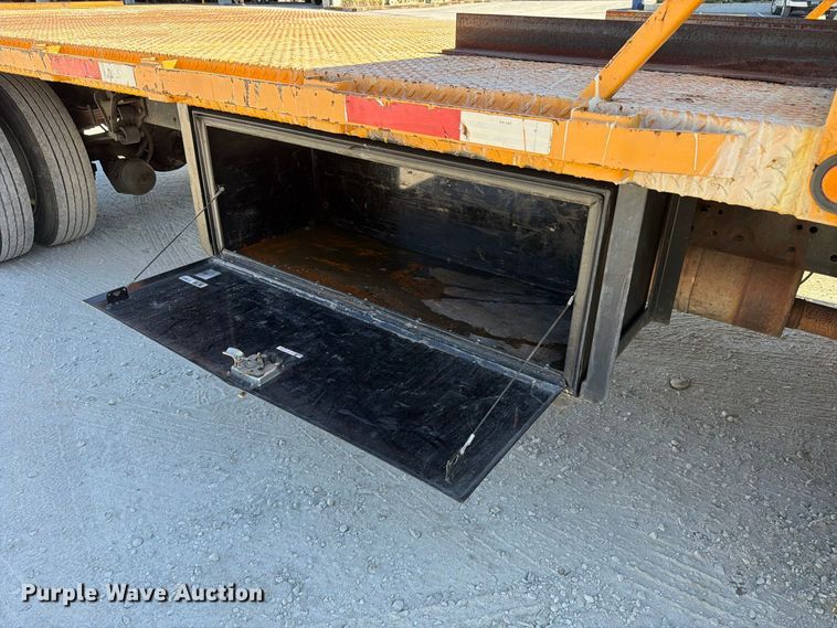 image for item FC3413 2005 International 4200 flatbed truck