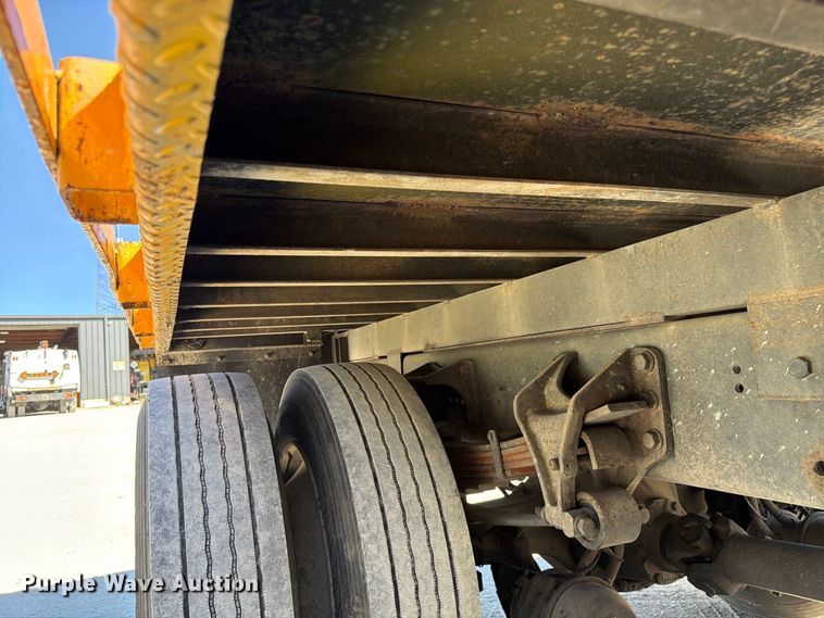 image for item FC3413 2005 International 4200 flatbed truck