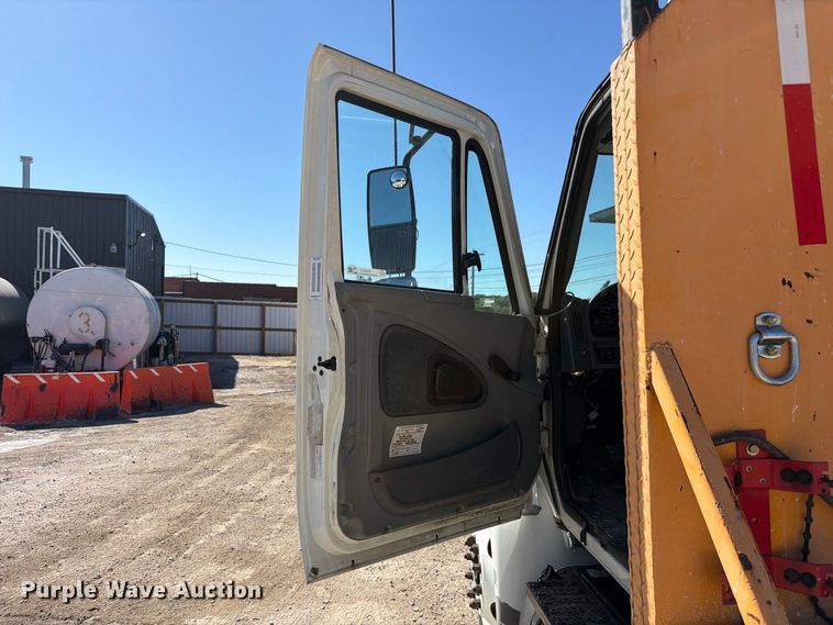 image for item FC3413 2005 International 4200 flatbed truck