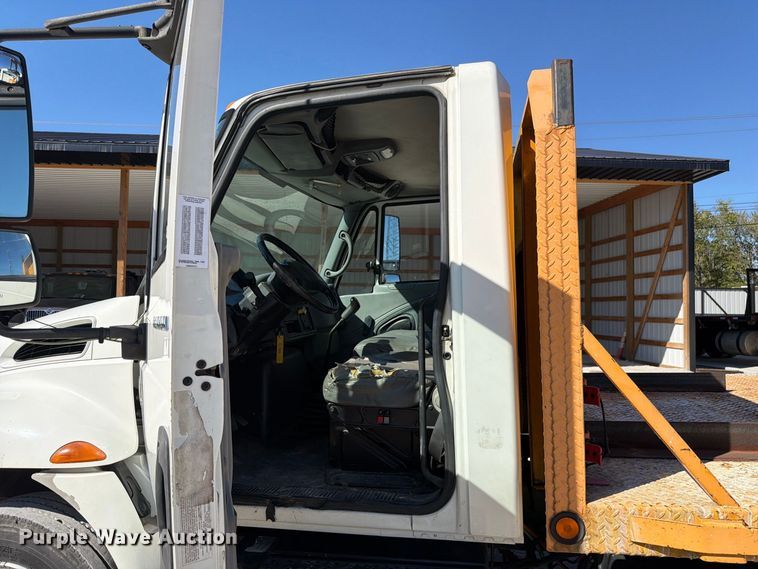 image for item FC3413 2005 International 4200 flatbed truck
