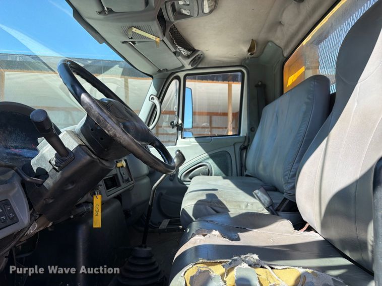 image for item FC3413 2005 International 4200 flatbed truck