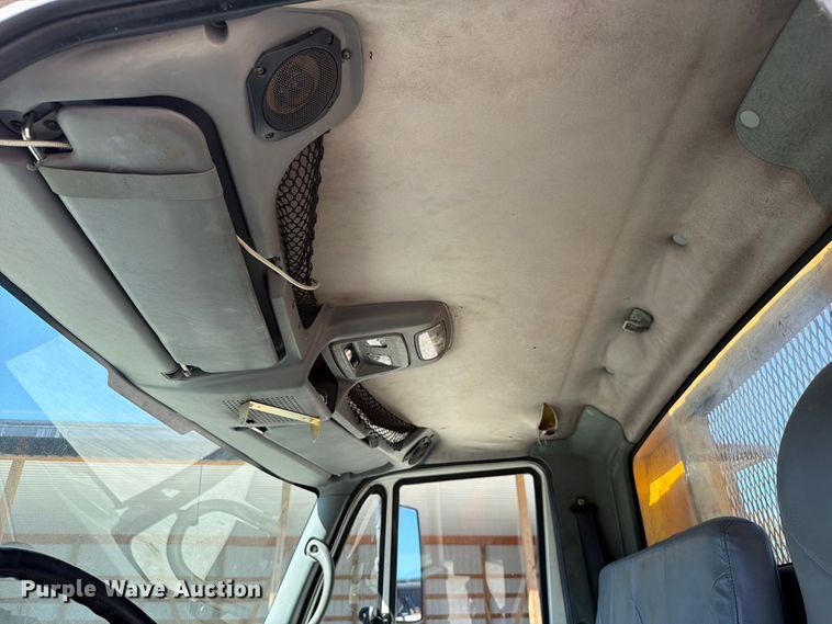 image for item FC3413 2005 International 4200 flatbed truck