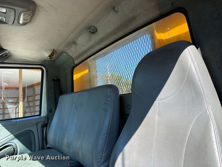 image for item FC3413 2005 International 4200 flatbed truck