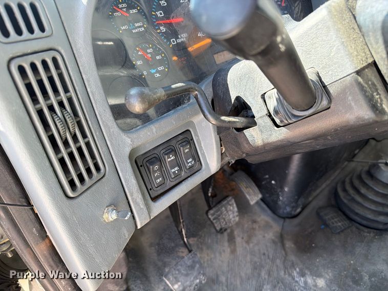 image for item FC3413 2005 International 4200 flatbed truck