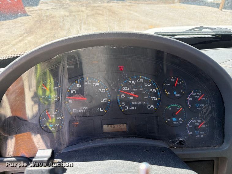 image for item FC3413 2005 International 4200 flatbed truck