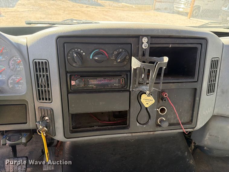 image for item FC3413 2005 International 4200 flatbed truck
