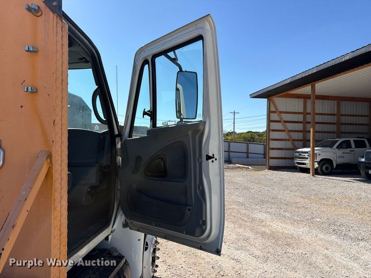 image for item FC3413 2005 International 4200 flatbed truck