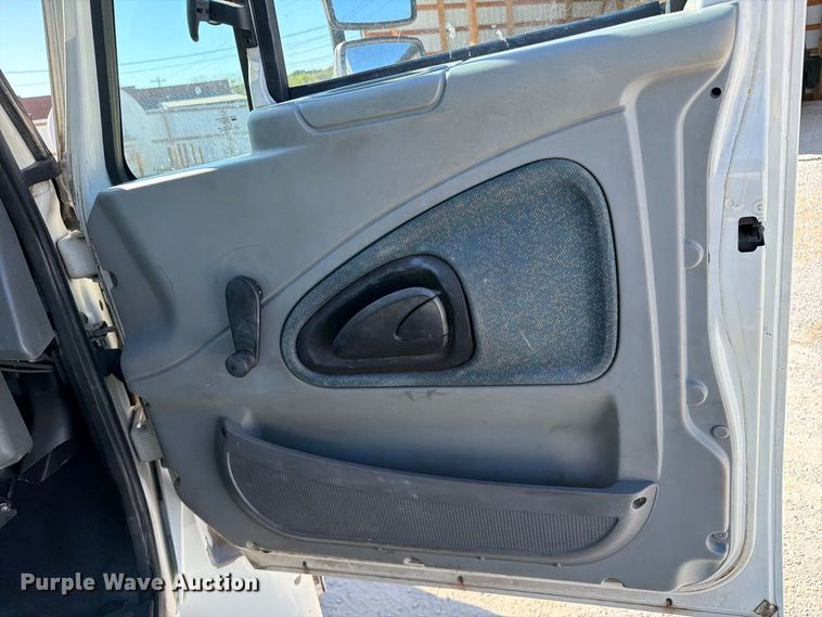 image for item FC3413 2005 International 4200 flatbed truck
