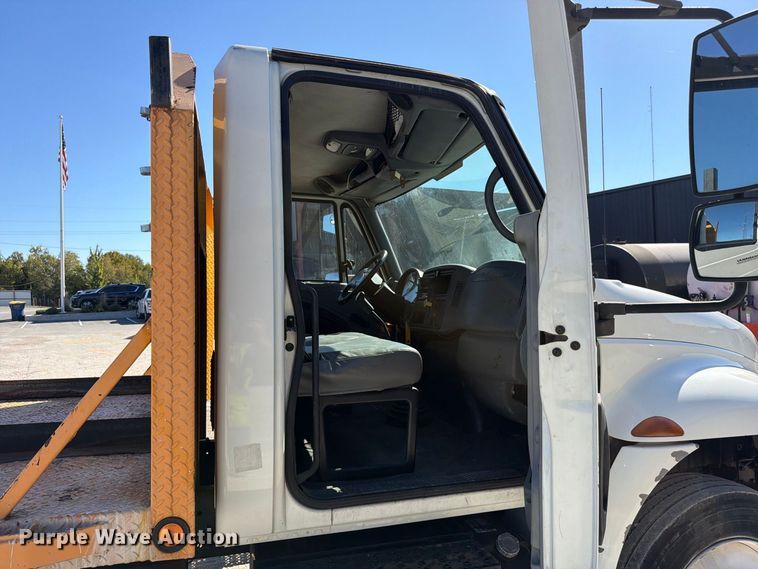 image for item FC3413 2005 International 4200 flatbed truck