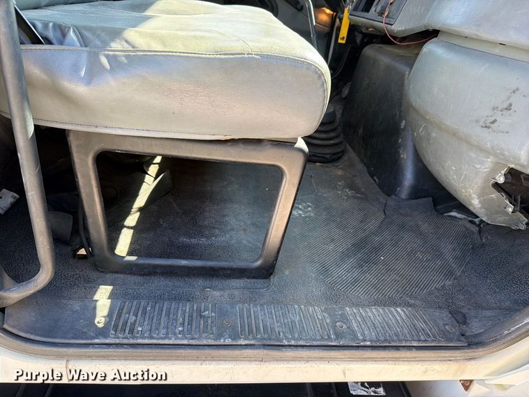 image for item FC3413 2005 International 4200 flatbed truck