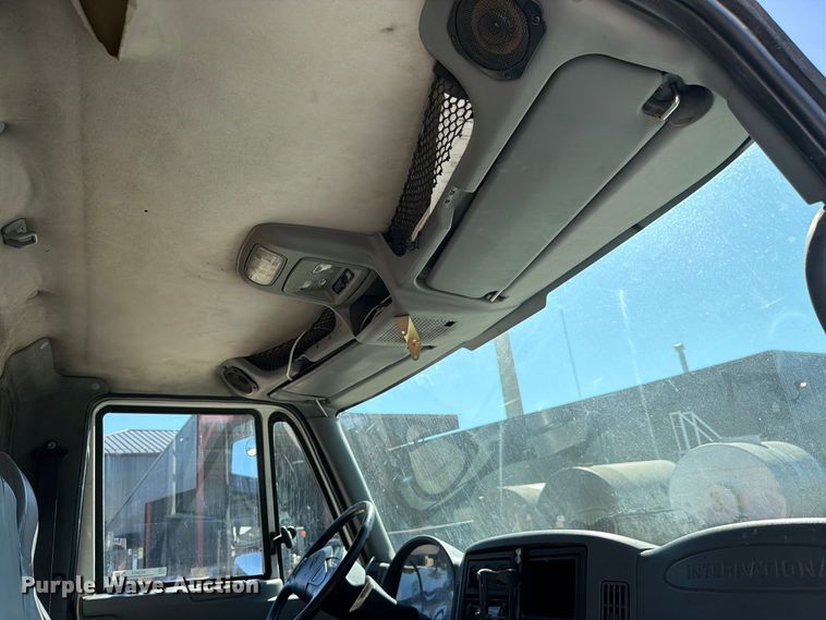 image for item FC3413 2005 International 4200 flatbed truck