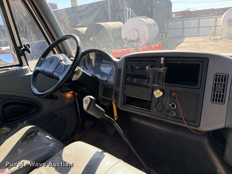 image for item FC3413 2005 International 4200 flatbed truck