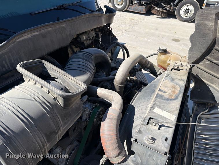 image for item FC3413 2005 International 4200 flatbed truck