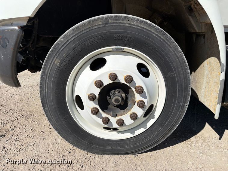 image for item FC3413 2005 International 4200 flatbed truck