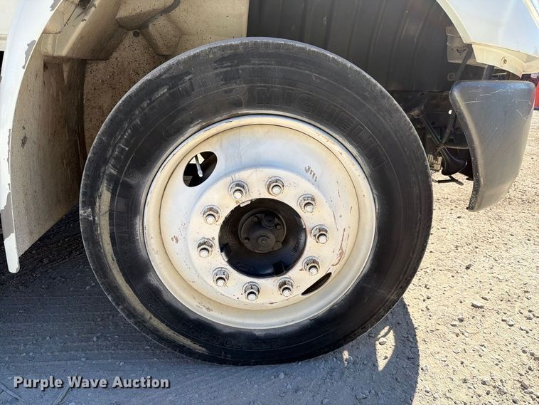 image for item FC3413 2005 International 4200 flatbed truck