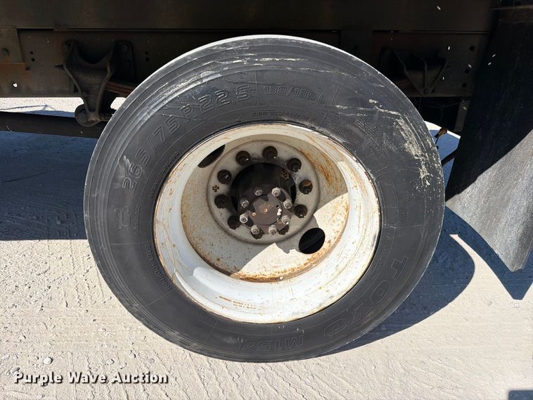 image for item FC3413 2005 International 4200 flatbed truck