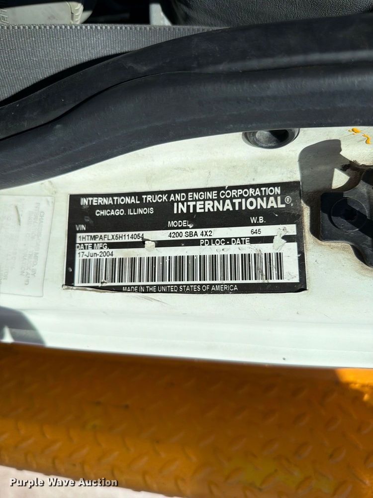 image for item FC3413 2005 International 4200 flatbed truck